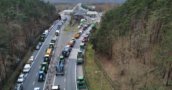 Z dużymi utrudnieniami muszą się liczyć kierowcy, którzy w najbliższych dniach chcą przekroczyć granicę polsko-niemiecką. Zablokowane jest bowiem przejście graniczne w ciągu autostrady A2 w lubuskim Świecku. Od niedzieli trwa tam protest rolników.