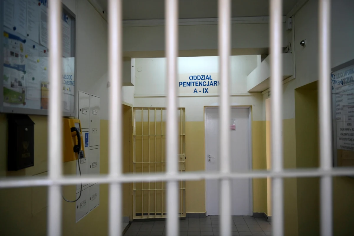 "Więzienia są przeludnione” – przyznała w wywiadzie dla „Rzeczpospolitej” wiceminister sprawiedliwości Maria Ejchart. Jak dodała, jej celem "na tę kadencję jest zmniejszenie liczby więźniów o 20 tys.". "Pierwsze uzasadnione zwolnienia już nastąpiły" - poinformowała.