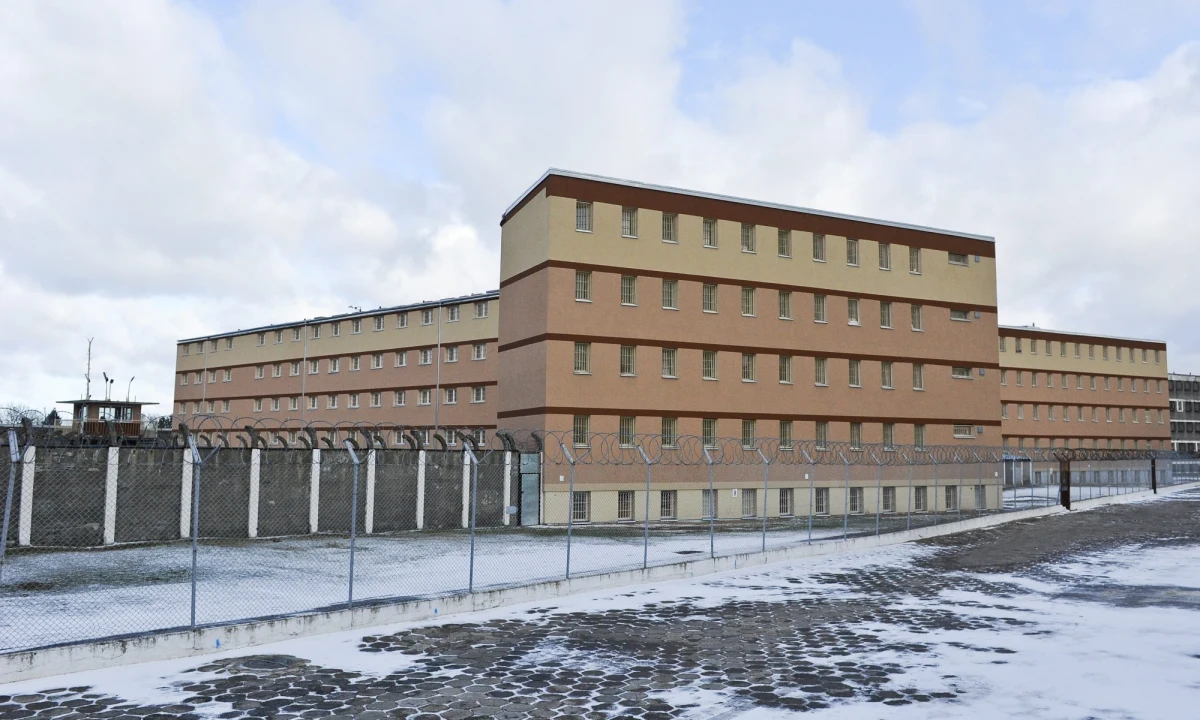 Pożar w areszcie śledczym na warszawskiej Białołęce. Konieczna była ewakuacja grupy osadzonych.