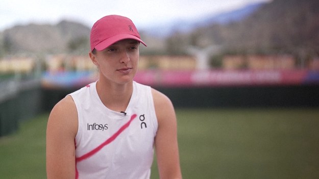 Iga Świątek skromnie powiedziała, że jest "super dumna" ze swojego występu po zwycięstwie nad Marią Sakkari w finale BNP Paribas Open w Indian Wells w niedzielę.

W powtórce finału z 2022 roku Świątek okazała się zbyt silna i zdobyła swój drugi tytuł WTA w tym roku dzięki prostemu zwycięstwu 6-4, 6-0.

22-latka ani razu nie wyglądała na zagrożoną i po raz kolejny pokazała, dlaczego spędziła prawie dwa lata na szczycie rankingu kobiet.