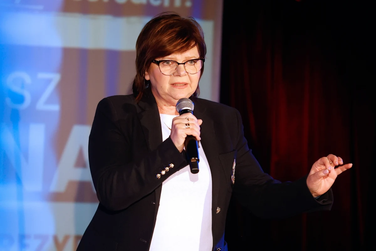 "Pigułka "dzień po" nie jest szkodliwa, bo gdyby była, to w 25 krajach Unii Europejskiej nie byłaby od ponad 10 lat dostępna" - mówiła w Polsat News minister zdrowia Izabela Leszczyna. "Tabletka będzie dostępna od 1 maja" - zadeklarowała.