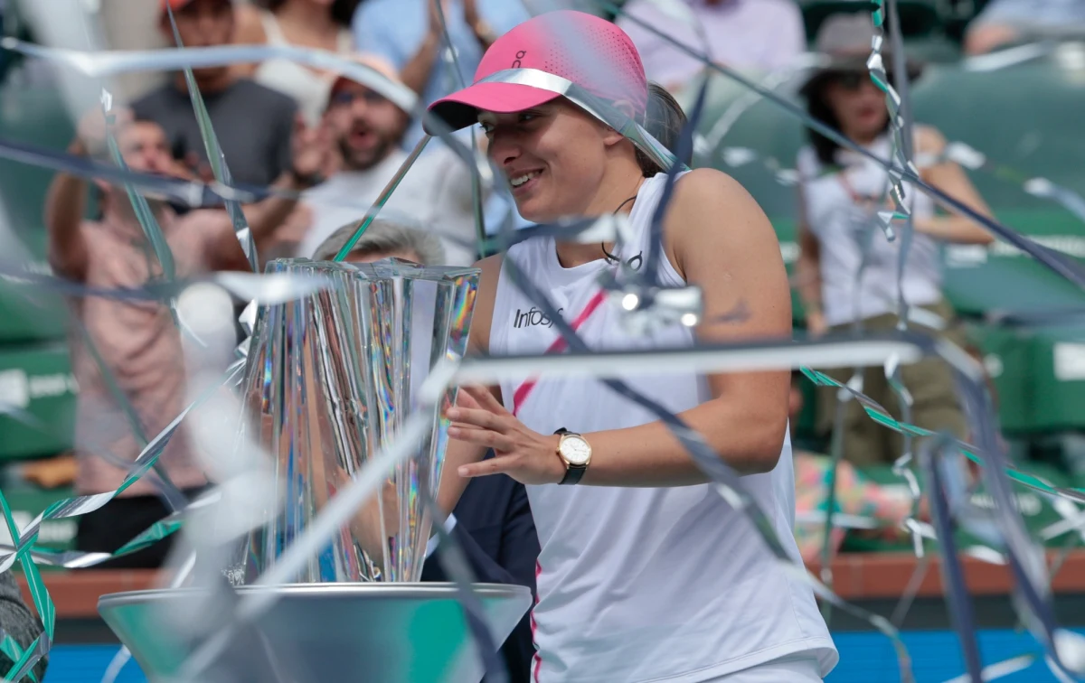 Dzięki zwycięstwu w turnieju WTA 1000 w kalifornijskim Indian Wells Iga Świątek umocniła się na prowadzeniu w światowym rankingu tenisistek. Polka powiększyła przewagę nad drugą w zestawieniu Aryną Sabalenką. W klasyfikacji tenisistów z 8. na 9. miejsce spadł z kolei Hubert Hurkacz.