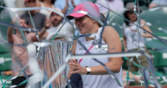 Dzięki zwycięstwu w turnieju WTA 1000 w kalifornijskim Indian Wells Iga Świątek umocniła się na prowadzeniu w światowym rankingu tenisistek. Polka powiększyła przewagę nad drugą w zestawieniu Aryną Sabalenką. W klasyfikacji tenisistów z 8. na 9. miejsce spadł z kolei Hubert Hurkacz.