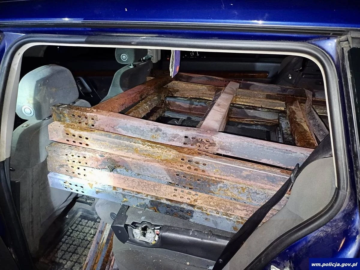 Iść na całość postanowił pewien 18-latek z województwa warmińsko-mazurskiego. Najpierw bez wiedzy znajomych pożyczył ich samochód. Później zamontował w nim fałszywe tablice rejestracyjne. Na koniec, z sądowym zakazem prowadzenia, pojechał kraść złom. Co więcej, był poszukiwany do odbycia kary.