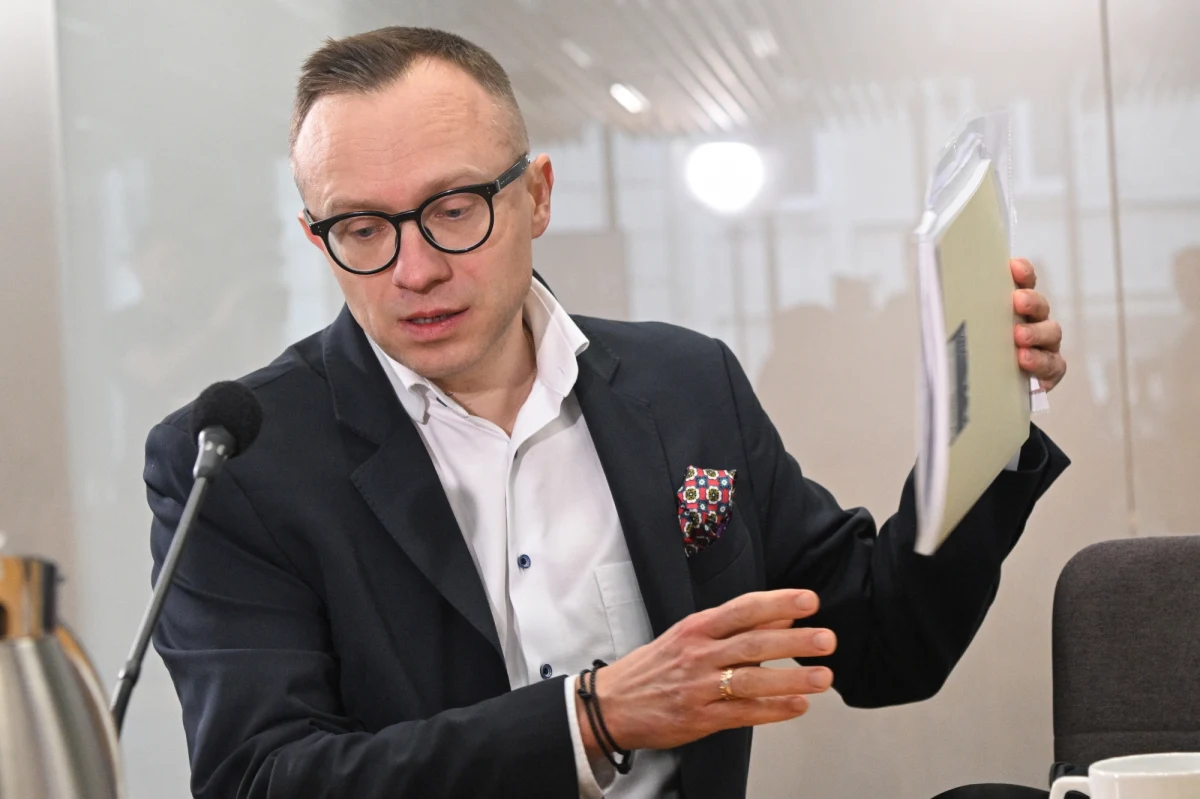 Nie brałem formalnego udziału w przygotowaniu wyborów kopertowych - podtrzymywał przed komisją śledczą były wiceminister aktywów państwowych. Artur Soboń został wezwany przez komisję ponownie po tym, jak inni świadkowie zeznali, że to on nadzorował współpracę resortu aktywów z Pocztą Polską. Sam Soboń mówił dziś, że spełniał tylko prośbę min. Jacka Sasina.