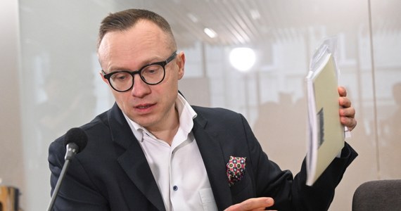 Nie brałem formalnego udziału w przygotowaniu wyborów kopertowych - podtrzymywał przed komisją śledczą były wiceminister aktywów państwowych. Artur Soboń został wezwany przez komisję ponownie po tym, jak inni świadkowie zeznali, że to on nadzorował współpracę resortu aktywów z Pocztą Polską. Sam Soboń mówił dziś, że spełniał tylko prośbę min. Jacka Sasina.