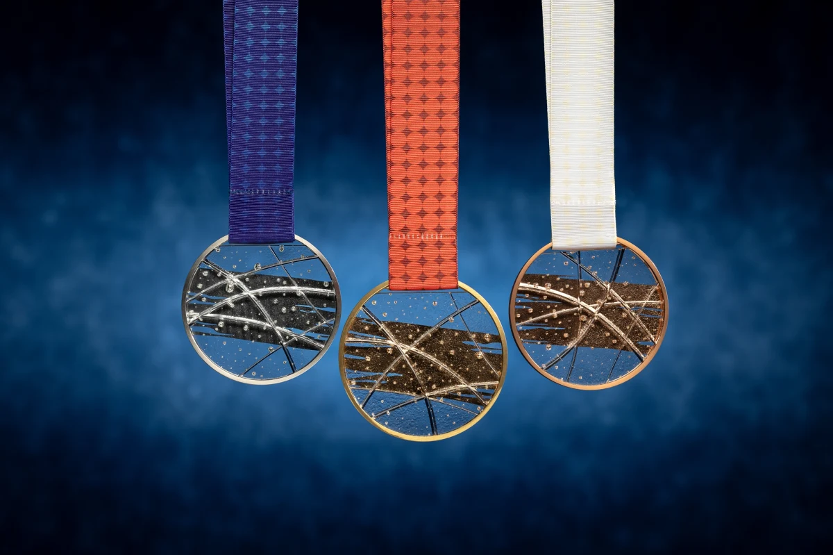 10 maja w Czechach rozpoczną się mistrzostwa świata elity w hokeju na lodzie. Po raz pierwszy od 22 lat w gronie najlepszych reprezentacji na świecie znalazła się też nasza kadra, która turniej rozpocznie 11 maja meczem z Łotwą. Dziś organizatorzy mistrzostw pokazali, jak będą wyglądały medale, o które będą walczyć najlepsi hokeiści świata. Krążki wykonane są ze szkła kryształowego, co jest ważną częścią historii Czeskiej Republiki. Medale mają przypominać lodową taflę, na której rywalizują hokeiści.  