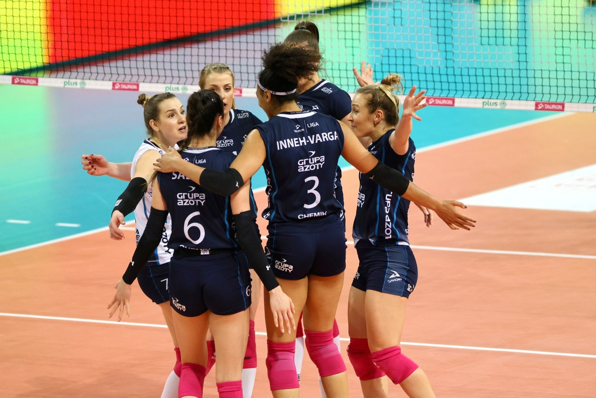 Grupa Azoty Police nie podejmie współpracy z Klubem Piłki Siatkowej Chemik Police w 2024 roku – czytamy w komunikacie opublikowanym przez GA. Dla najbardziej utytułowanej w Polsce drużyny siatkarek może to oznaczać niezgłoszenie do rozgrywek 2024/25, a nawet niedokończenie trwającego sezonu.