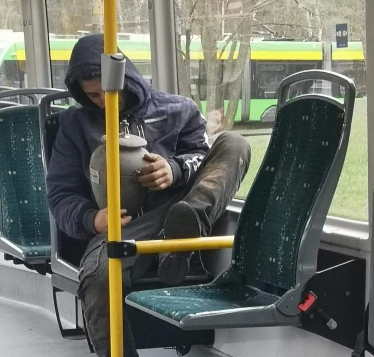 Do dwóch lat więzienia za znieważenie miejsca pochówku może grozić 27-latkowi. Pijany mężczyzna podróżował po Poznaniu tramwajem z urną z prochami swojego ojca - poinformowała w poniedziałek policja.