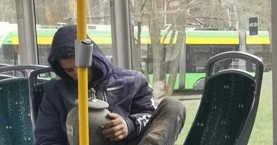 Do dwóch lat więzienia za znieważenie miejsca pochówku może grozić 27-latkowi. Pijany mężczyzna podróżował po Poznaniu tramwajem z urną z prochami swojego ojca - poinformowała w poniedziałek policja.
