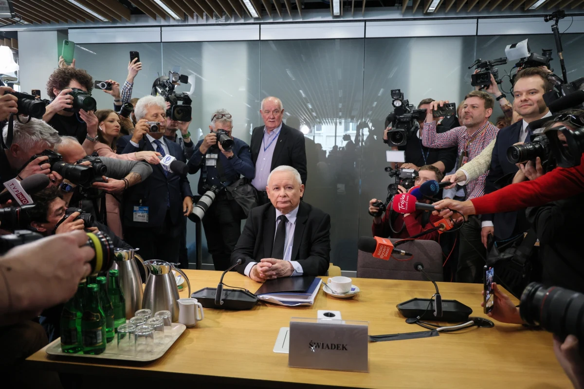 Wniosek o zmianę sposobu prowadzenia obrad na taki, który by sprawił, że obrady sejmowej komisji śledczej dałoby się oglądać - cieszy chyba każdego, kto chciałby wyjaśnienia spraw badanych przez takie komisje. Powodzenie, jakim cieszą się transmisje z działań tych komisji, nie świadczy jednak raczej o chęci dotarcia do prawdy, a bardziej o odkryciu nowego formatu rozrywki, przeznaczonej dla osób, zainteresowanych zawodami w krętactwie i manipulacji.