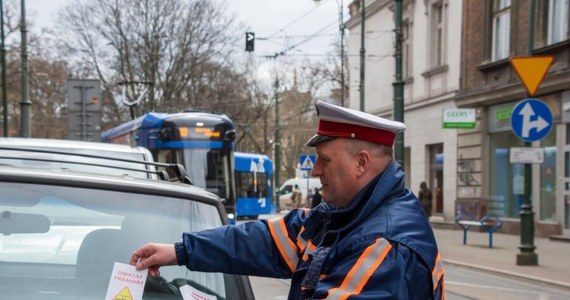 W tym tygodniu w Krakowie trwa akcja „Wystarczy 1 metr”. Od poniedziałku do piątku straż miejska i inspektorzy ruchu będą sprawdzać, czy kierowcy parkują z zachowaniem odpowiedniego odstępu. Chodzi przede wszystkim o nieblokowanie tramwajów. Problem najczęściej zdarza się w centrum.