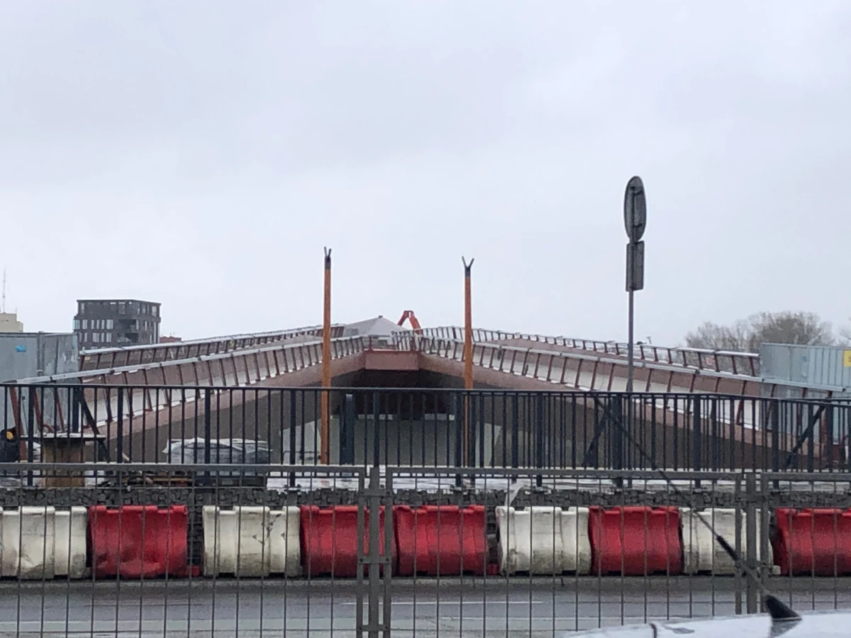 W przyszłym tygodniu do użytku oddana może zostać pierwsza w Warszawie kładka pieszo-rowerowa - dowiedział się dziennikarz RMF FM. Nowa przeprawa przeszła pozytywnie testy obciążeniowe.