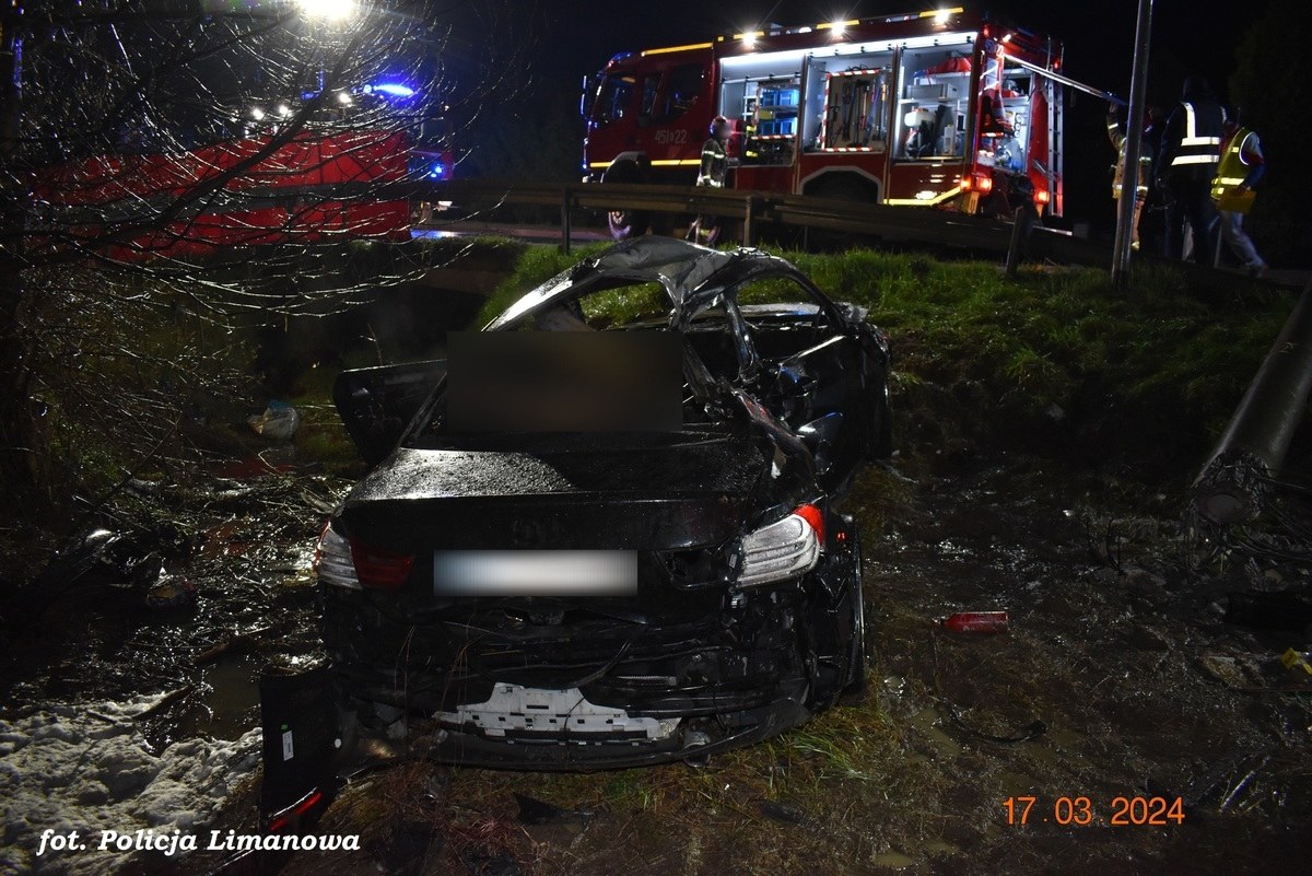 Sąd Rejonowy w Limanowej aresztował tymczasowo 24-letniego kierowcę, który spowodował wypadek w Mszanie Górnej. Spłonęło dwóch młodych mężczyzn jadących autem. Kierowca usłyszał prokuratorskie zarzuty. Grozi mu do 8 lat więzienia.
