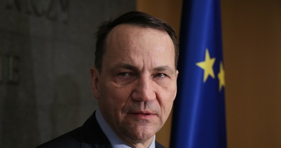 Rosja swoich zamrożonych na Zachodzie aktywów nie otrzyma, dopóki nie wypłaci Ukrainie reparacji wojennych. Radosław Sikorski chce, by Unia Europejska poszła krok dalej. Polski minister stwierdził, że lepiej rosyjskie pieniądze w UE przeznaczyć na obronę Ukrainy, niż na odbudowywanie kraju zniszczonego rosyjskimi atakami.