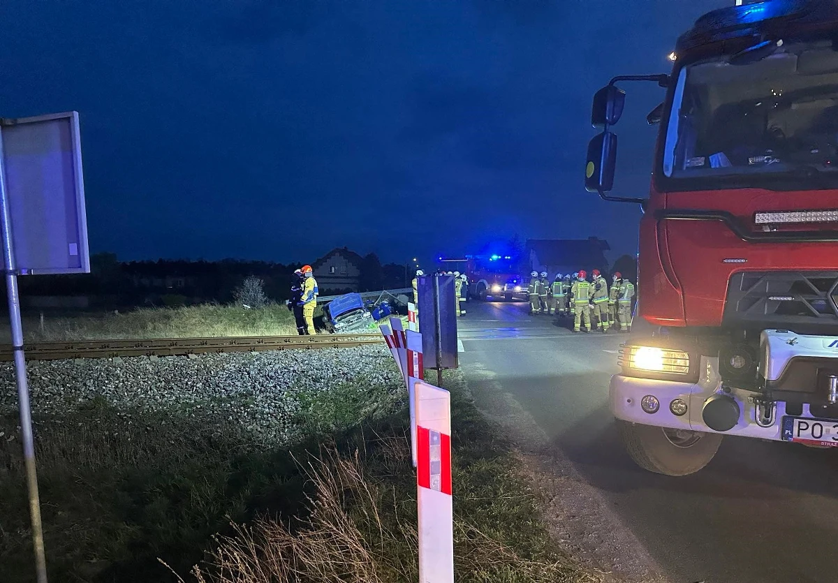 Jedna osoba została poszkodowana w wypadku na niestrzeżonym przejeździe kolejowym w miejscowości Adamowo w Wielkopolsce. Samochód osobowy zderzył się tam z pociągiem. Informację o wypadku dostaliśmy na Gorącą Linię RMF FM.