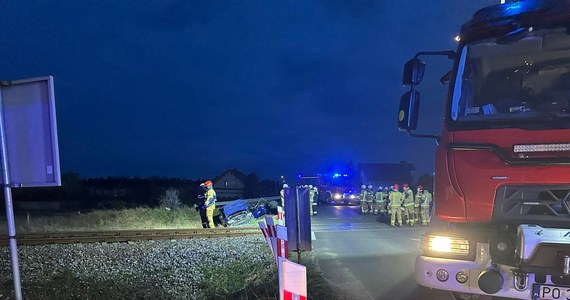 Jedna osoba została poszkodowana w wypadku na niestrzeżonym przejeździe kolejowym w miejscowości Adamowo w Wielkopolsce. Samochód osobowy zderzył się tam z pociągiem. Informację o wypadku dostaliśmy na Gorącą Linię RMF FM.