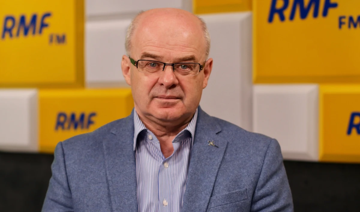 Prawdopodobnie zakłócenie sygnału GPS jest powodem "ucieczki" amerykańskiego drona MQ9 Reaper w Mirosławcu - ocenił w Rozmowie o 7:00 w Radiu RMF24 gen. Waldemar Skrzypczak. Były dowódca Wojsk Lądowych wskazywał na Rosjan. "Wiemy, że w rejonie Pomorza Zachodniego i południowego Bałtyku Rosjanie prowadzą operację zakłócającą wszystkie możliwe sygnały" - wyjaśniał. W Rozmowie o 7 poruszona została także kwestia pieniędzy, jakie UE przeznacza na uzbrojenie. „Politycy nie doceniają zagrożenia” – powiedział gen. Skrzypczak, zaznaczając jednocześnie, że w tej chwili Rosja nie zacznie z nikim awantury wojennej, bo ma narastające problemy wewnętrzne. Rozmówca Tomasza Weryńskiego chwalił natomiast polityków rumuńskich. „Wyprzedają nas decyzjami” – stwierdził, nawiązując do zapowiedzi powstania w tym kraju największej na europejskim kontynencie bazy NATO oraz wybudowanie razem z Niemcami fabryki prochu. 