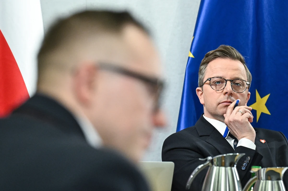 "Soboń okłamał komisję śledczą i opinię publiczną" - napisał na platformie X poseł Dariusz Joński z KO. Zeznający dzisiaj przed komisją śledczą ds. wyborów kopertowych Artur Soboń mówił, że "nie brał formalnego udziału w przygotowaniu wyborów kopertowych". Joński w czasie obrad komisji pokazał pismo, które może świadczyć o czymś przeciwnym.