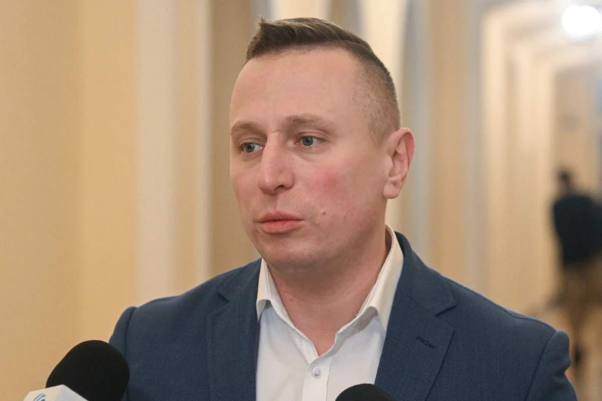 Zdaniem europosła Krzysztofa Brejzy prezes PiS Jarosław Kaczyński ma mentalność stalkera i obsesję na punkcie jego rodziny. "Jest podłym łgarzem i dowiodę tego sądownie, ale jestem pewny, że wcześniej komisja tego dowiedzie" - powiedział Brejza.