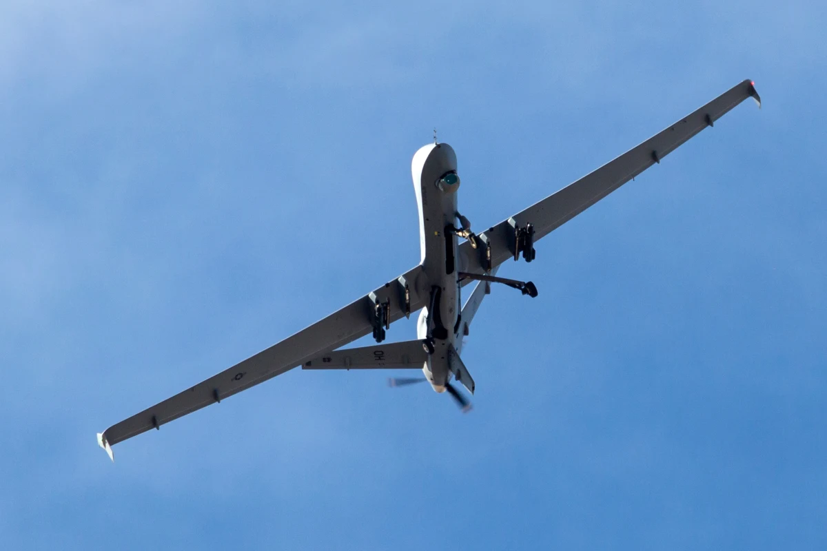 Amerykański dron MQ9 Reaper, który w poniedziałek wieczorem w okolicach zachodniopomorskiego Mirosławca stracił łączność z bazą, rozbił się podczas awaryjnego lądowania - dowiedział się nieoficjalnie reporter RMF FM. Zgodnie z wcześniejszym oficjalnym komunikatem dowództwa "przyziemienie nastąpiło zgodnie z procedurami w zabezpieczonym terenie niezamieszkanym".