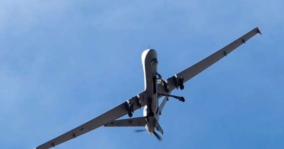 Amerykański dron MQ9 Reaper, który w poniedziałek wieczorem w okolicach zachodniopomorskiego Mirosławca stracił łączność z bazą, rozbił się podczas awaryjnego lądowania - dowiedział się nieoficjalnie reporter RMF FM. Zgodnie z wcześniejszym oficjalnym komunikatem dowództwa "przyziemienie nastąpiło zgodnie z procedurami w zabezpieczonym terenie niezamieszkanym".