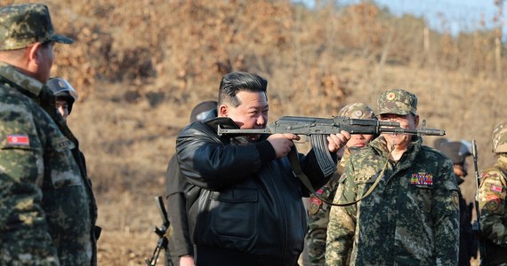 Przywódca Korei Płn. Kim Dzong Un nadzorował ćwiczenia z użyciem wyrzutni rakiet zdolnych do przenoszenia taktycznych głowic nuklearnych - podały we wtorek państwowe media. Według oficjalnej agencji KCNA dyktator wezwał do doskonalenia gotowości do zniszczenia "stolicy wroga" za pomocą "podstawowych środków uderzeniowych".