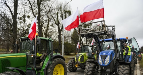 Kierowcy w Poznaniu muszą liczyć się z utrudnieniami. Na ulice stolicy wielkopolski powrócili protestujący rolnicy. Strajkujący utrudniają przejazd w okolicy urzędu wojewódzkiego. Rolnicy wyrzucili na jednym pasie ruchu z przyczepki obornik.