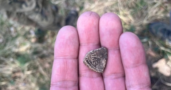 Średniowieczną bullą papieską odkryli poszukiwacze w okolicach Wysokiej Kamieńskiej. Obiekt pochodzi z początku XIV wieku, a wystawiony został przez jednego z urzędujących wtedy papieży. Co ciekawe, na ołowianą pieczęć papieską natrafił ten sam znalazca, który w ubiegłym roku w Kamieniu Pomorskim wykopał bullę papieża Innocentego VIII. Został tym samym jedynym w Polsce odkrywcą dwóch średniowiecznych bulli.