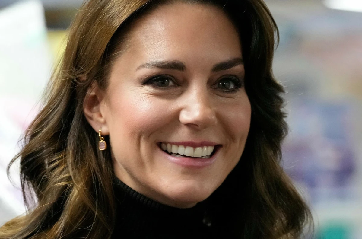 „Dobrze cię widzieć, Katarzyno” – napisał brytyjski The Sun komentując pierwsze nagranie księżnej Kate Middleton od momentu operacji. Księżna miała pojawić się u boku swojego męża na wspólnych zakupach.