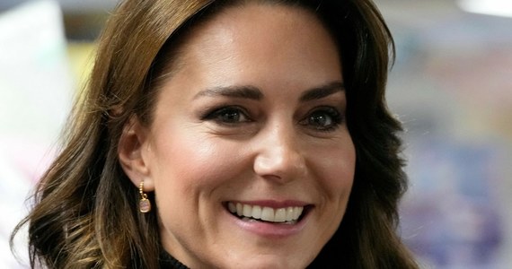 „Dobrze cię widzieć, Katarzyno” – napisał brytyjski The Sun komentując pierwsze nagranie księżnej Kate Middleton od momentu operacji. Księżna miała pojawić się u boku swojego męża na wspólnych zakupach.