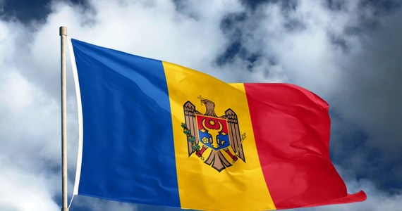 Jeden z pracowników ambasady Rosji w Mołdawii został uznany za persona non grata. Mołdawianie wydalają go z kraju w związku z organizacją głosowania w rosyjskich wyborach prezydenckich na terenie separatystycznego Naddniestrza. We wtorek mołdawskie MSZ wezwało w tej sprawie ambasadora Rosji Olega Wasniecowa.