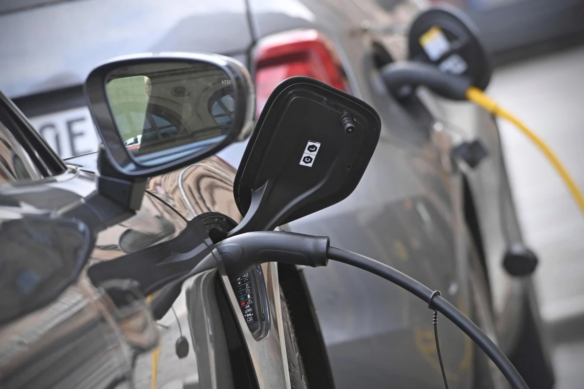 Pod koniec lutego liczba ogólnodostępnych punktów ładowania aut elektrycznych przekroczyła 6200 - poinformowało Polskie Stowarzyszenie Paliw Alternatywnych. To mało, biorąc pod uwagę, że po naszym kraju jeździ już ponad 104 tys. aut osobowych z napędem elektrycznym. 