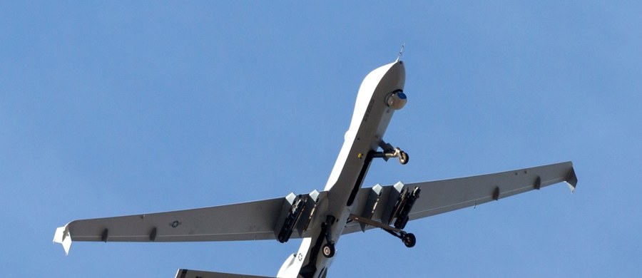 Amerykański dron, który stracił łączność ze stacją naziemną, wykonywał szkolny lot z Rumunii - poinformowało dziś Dowództwo Generalne Rodzajów Sił Zbrojnych. Wojsko nie przesądza, aby przyczyną utraty drona była ingerencja z zewnątrz. Dron MQ9 Reaper w poniedziałek rozbił się nad Polską podczas awaryjnego lądowania - dowiedział się nieoficjalnie reporter RMF FM.