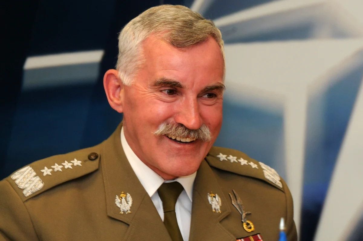 "Jesteśmy w innym położeniu, niż byliśmy dwa czy trzy lata temu. Musimy być przygotowani na różne scenariusze, natomiast de facto wojna podprogowa się toczy. Toczy się wojna w cyberprzestrzeni, (...) wojna informacyjna, wojna gospodarcza" - mówi w Popołudniowej rozmowie w RMF FM gen. Mieczysław Bieniek, doradca ministra obrony narodowej. Dodaje, że "rosyjska armia się wykrwawia". "Wcale ich nie żałujemy, ale jest potęgą surowcową i nuklearną" - podkreśla gość Piotra Salaka. Pytany o ostrzeżenia, jakie płyną od niemieckiego wywiadu, że Rosja może zaatakować jeden z krajów NATO już za dwa lata, generał odpowiada: "Musimy być przygotowani i dlatego też ta nasza ostatnio wzmożona aktywność, jeśli chodzi o modernizację sił zbrojnych, o modernizację systemów - to jest bardzo istotne". 