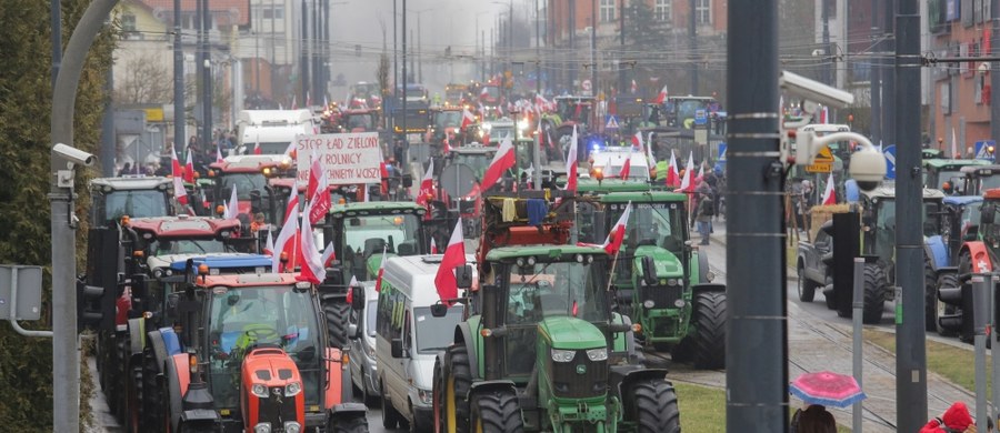 W środę rolnicy w całej Polsce ponownie wyjadą na drogi. Blokowane będą miasta, ale też trasy. W województwie warmińsko-mazurskim zapowiedziano około trzydziestu protestów. Blokowana ma być m.in. droga ekspresowa nr 7, a także drogi krajowe nr 15, 51 i 65.