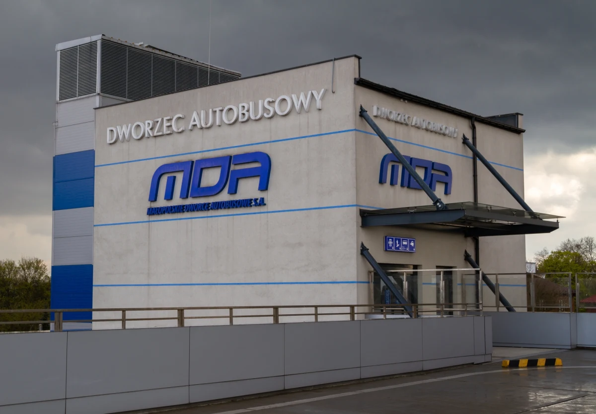 26 małopolskich gmin i dwa powiaty podpisały umowy z Małopolskim Urzędem Wojewódzkim na wieloletnie dofinansowanie linii autobusowych. W ramach rządowego tzw. funduszu autobusowego 129 linii otrzyma prawie 104 mln zł.