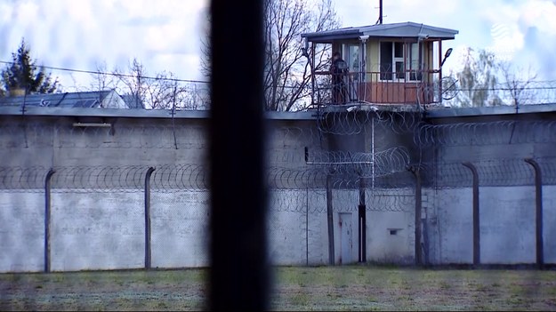 Resort sprawiedliwości chce "odchudzić" polskie więzienia o 20 tysięcy skazanych. W planach jest także reforma polskiego więziennictwa, które dziś zamiast resocjalizować - raczej zachęca do recydywy.Materiał dla "Wydarzeń" przygotowała Ewelina Niemirka.