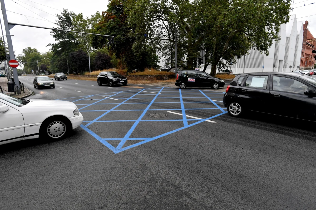 W Szczecinie przybędzie blue boxów. Znane kierowcom niebieskie kratownice do końca marca pojawią się w siedmiu nowych miejscach. Mają przypominać właścicielom aut, by nie blokowali swoimi pojazdami skrzyżowań.