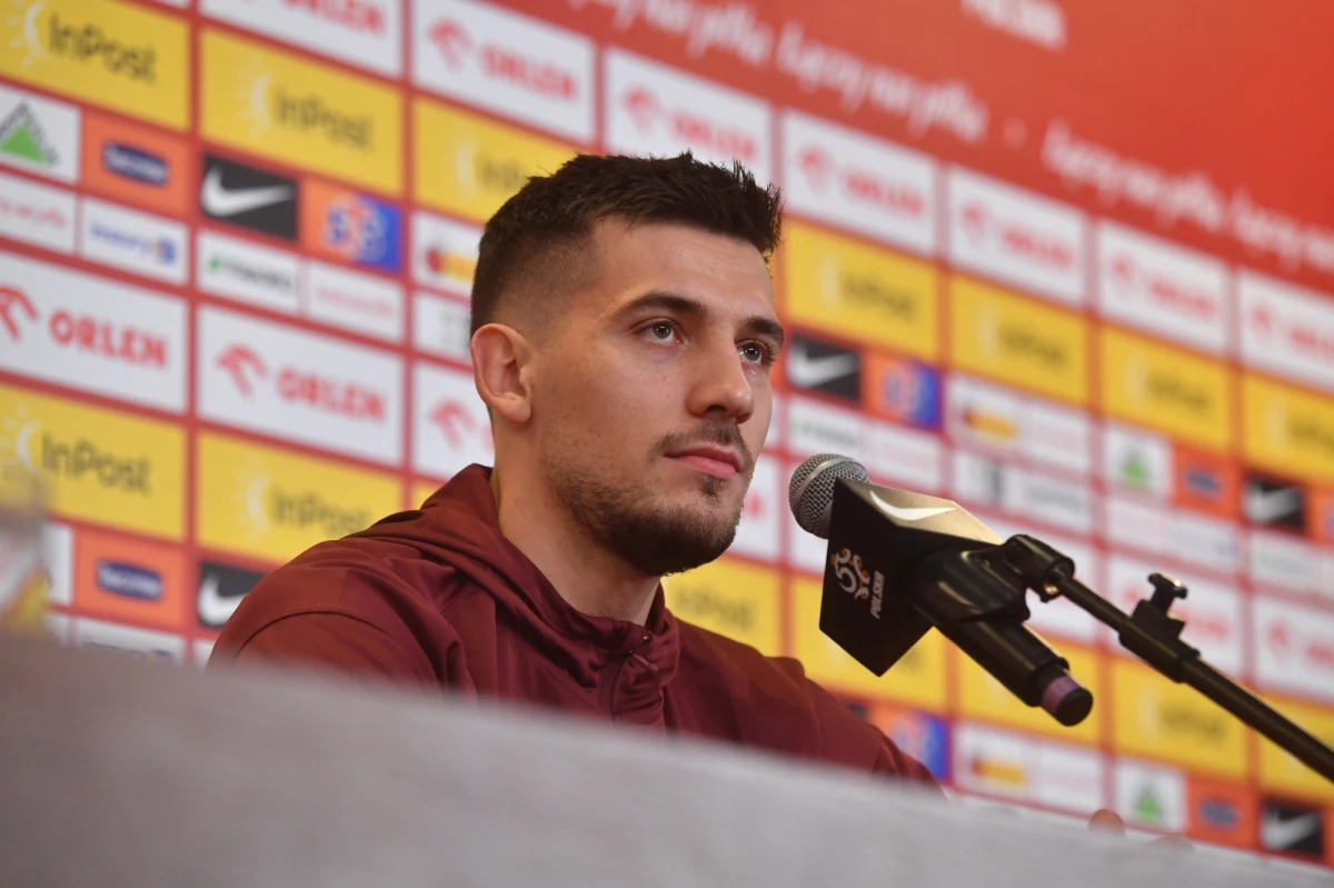 Jakub Moder, który wraca do reprezentacji Polski po dwuletniej przerwie spowodowanej kontuzją, przyznał przed półfinałem barażowym z Estonią o Euro 2024, że czuje się trochę jak przed debiutem. Dodał, iż po kontuzji nie ma już śladu, a on sam jest gotowy na co najmniej 75 minut.