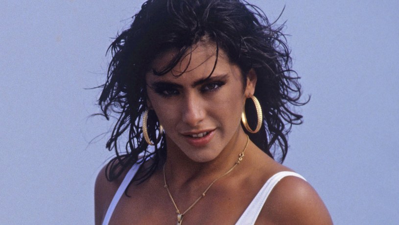 Sabrina Salerno zrobiła w latach 80. furorę dzięki takim hitom jak "Boys (Summertime Love)" i "Hot Girl". Fani 55-letniej Sabriny Salerno są pełni podziwu dla jej niesłabnącej energii i charyzmy, które wciąż są widoczne na jej nowych zdjęciach zyskujących w sieci wielką popularność.