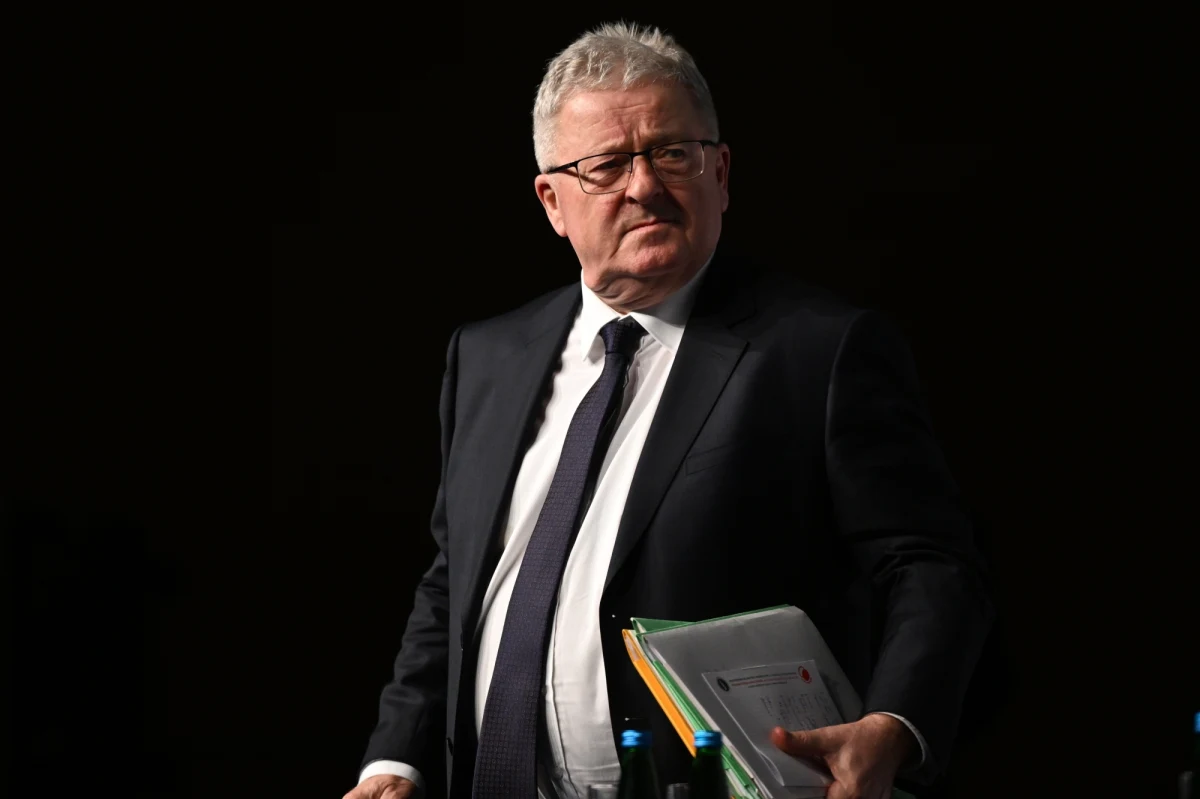 "To nie są konkretne ustalenia. Jest to etap rozpoczęcia rozmów, które należy kontynuować" – mówił o zakończonych późno w nocy w Jasionce pod Rzeszowem rozmowach z rolnikami Czesław Siekierski. Nawiązując do rolniczych protestów, gość Rozmowy o 7:00 w internetowym Radiu RMF24 zapewniał: "Rozmawiamy. Dialog jest w fazie intensywnej". Minister skomentował też umowę handlową wynegocjowaną przez Parlament Europejski z Ukrainą. Mówił, że to koniec. "Państwa członkowskie Unii Europejskiej mają zróżnicowane podejście i różne oczekiwania" - wyjaśniał. Różne podejście państw unijnych dotyczy także embarga na produkty rolne z Rosji i Białorusi - przyznawał minister Siekierski i mówił, że nie należy mieć pretensji do naszych rolników, że preferują rosyjskie nawozy. "Polskie są droższe" - powiedział.