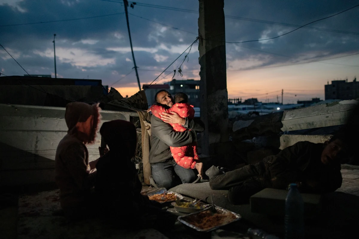 Siły zbrojne Izraela wysyłają do palestyńskich mieszkańców Strefy Gazy SMS-y z prośbą o informacje na temat zakładników, uprowadzonych jesienią 2023 roku przez organizację terrorystyczną Hamas. Na osoby, które przekażą takie doniesienia, czekają nagrody pieniężne - ujawniła amerykańska stacja CNN.