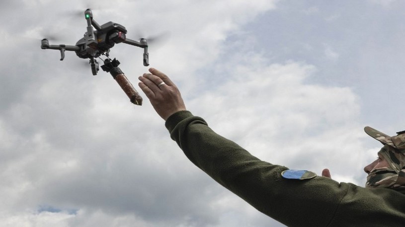 Operatorzy dronów w trakcie zwiadu natknęli się na grupę rosyjskich żołnierzy, którzy mieli leżeć martwi na ziemi. Ukraińcy postanowili sprawdzić, czy rzeczywiście nie żyją.