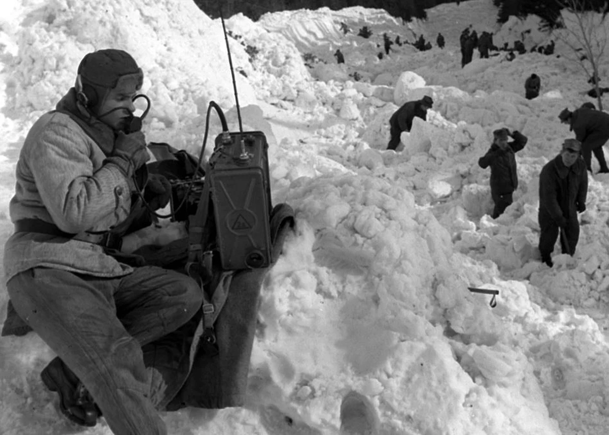 20 marca 1968 roku w Białym Jarze niedaleko Śnieżki zginęło 19 osób. Wyszli na szlak mimo ostrzeżenia przed lawiną. Nie udało się ocalić nikogo z przysypanych zwałami śniegu. Była to największa tragedia w polskich górach.