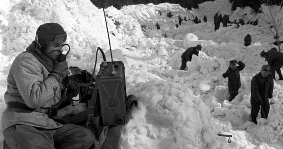 20 marca 1968 roku w Białym Jarze niedaleko Śnieżki zginęło 19 osób. Wyszli na szlak mimo ostrzeżenia przed lawiną. Nie udało się ocalić nikogo z przysypanych zwałami śniegu. Była to największa tragedia w polskich górach.