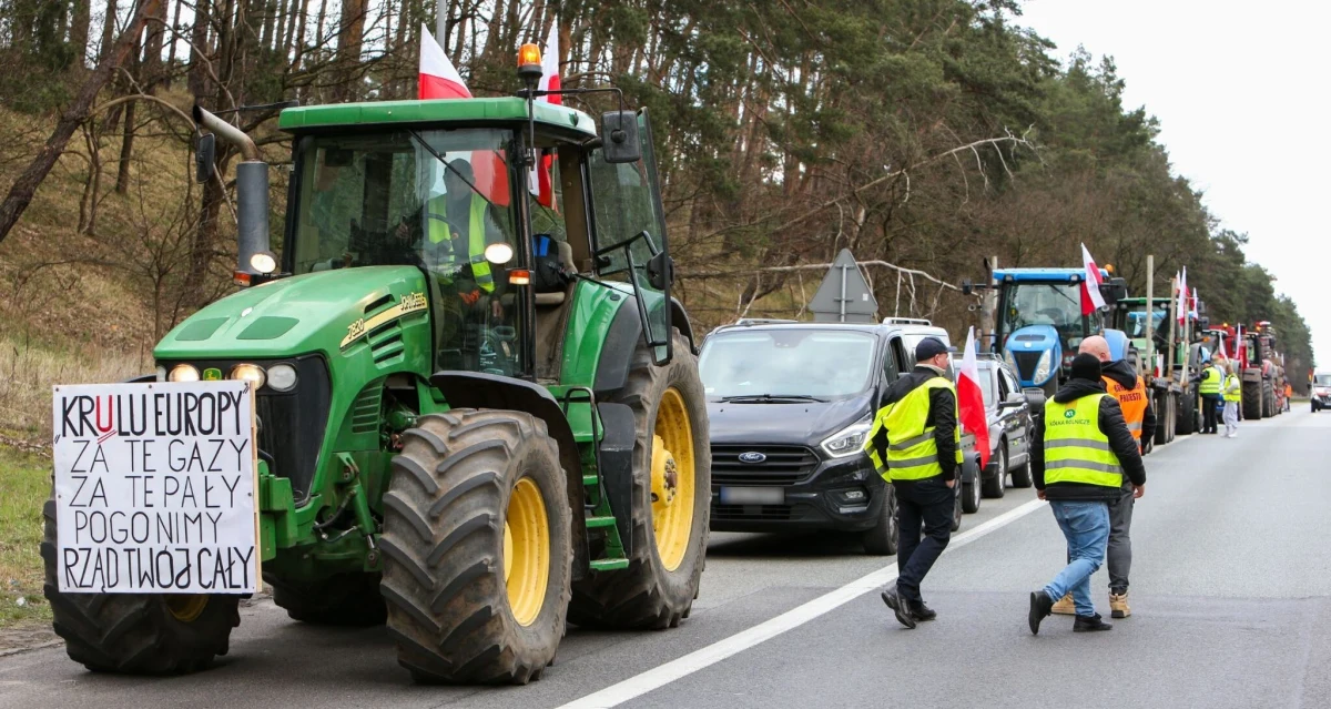 Zmienionymi trasami mają dziś kursować trzy podmiejskie linie autobusowe. Objazdy wyznaczono z powodu zapowiedzianych przez rolników blokad przy kościele w Konopnicy oraz na rondzie w Maryninie.