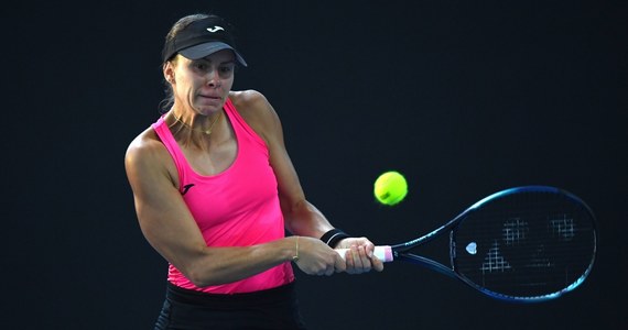 Magda Linette odpadła z turnieju WTA 1000 w Miami. W pierwszej rundzie polska tenisistka przegrała z Ukrainką Łesią Curenko 6:2, 1:6, 4:6. Pojedynek trwał dwie godziny i 25 minut.