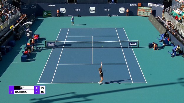 Simona Halep przegrała z Hiszpanką Paulą Badosą w Miami Open we wtorek, po powrocie do gry po kontrowersyjnym skróceniu zakazu dopingowego.

Po powrocie wygrała pierwszego seta 6-1, a następnie przegrała dwa kolejne 6-4, 6-3 i odpadła z Miami Open w pierwszej rundzie.

Była nr 1 nie rywalizowała od czasu US Open 2022, kiedy to przegrała z Darią Snigur. Po tym meczu Rumunka uzyskała pozytywny wynik testu na obecność roxadustatu.

Halep została początkowo zakazana na cztery lata, zanim Trybunał Arbitrażowy ds. Sportu (CAS) podjął nieoczekiwaną decyzję o skróceniu zakazu do zaledwie dziewięciu miesięcy.

Hiszpanka Badosa zmierzy się teraz z mistrzynią Australian Open Aryną Sabalenką, której chłopak, Konstantin Koltsov, były hokeista, zmarł w poniedziałek.

Przetłumaczono z DeepL.com (wersja darmowa)