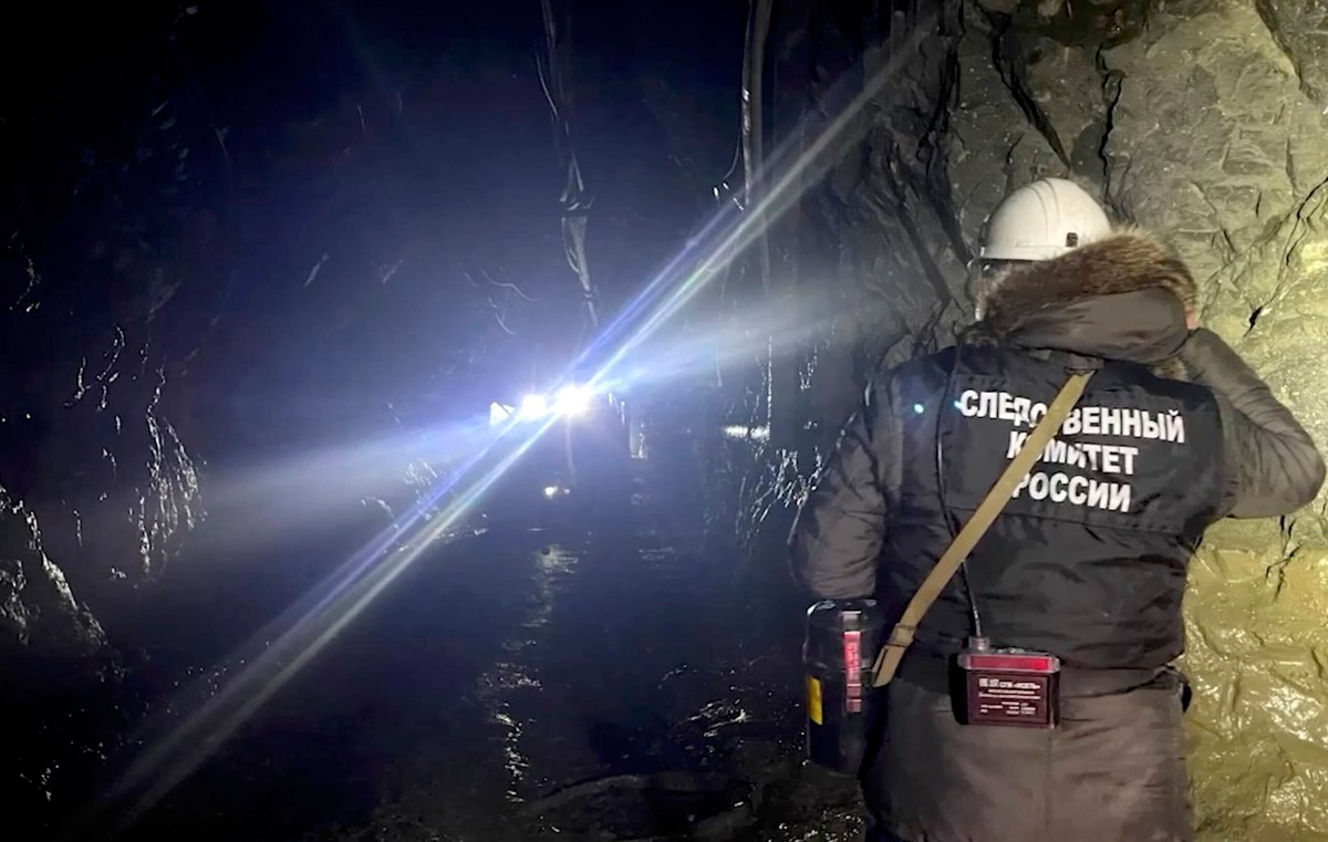 Wstrzymano prace związane z wywozem skał z kopalni złota w rosyjskim obwodzie amurskim. W poniedziałek zawalił się tam chodnik, w wyniku czego pod ziemią uwięzionych zostało 13 górników.